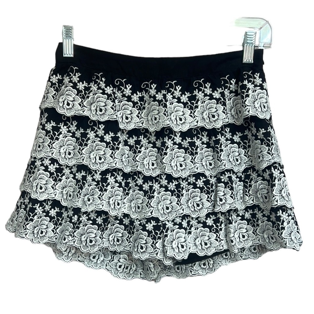 Gianni Bini Endless Roses Embroidered Flowers Tiers Shorts